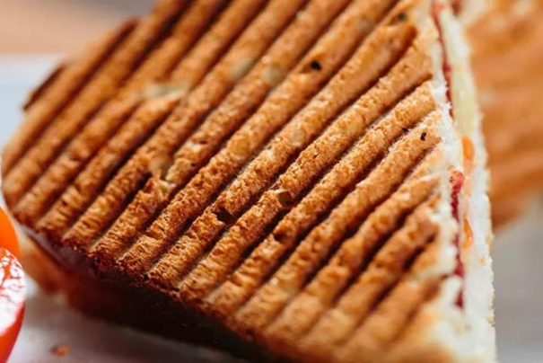 Domatesli Pastırmalı Tost Tarifi