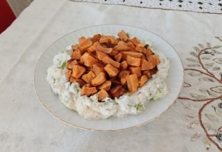 Yoğurtlu Pırasa Yatağında Tatlı Patates Tarifi