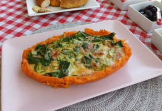 Tatlı Patates Yatağında Yumurtalı Ispanak Tarifi